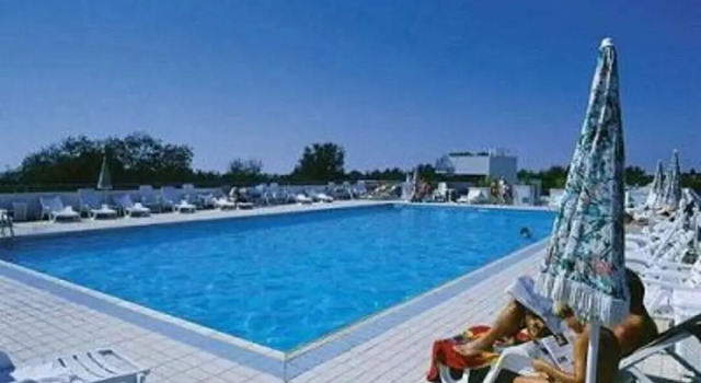 Апартаменты Colourful Seaside Flat With Pool on the Rooftop