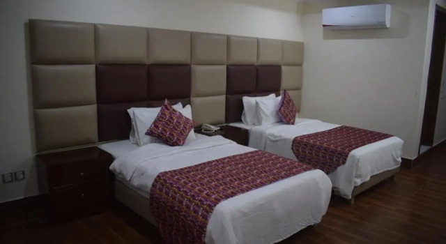 Standardowy dwuosobowy pokój Grand Millennium Hotel