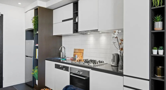Апартаменты Chic 1-bed With Balcony Views and Amenities