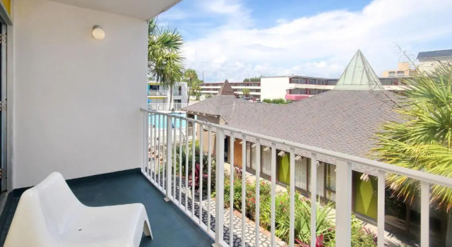Четырёхместный номер Standard Waikiki Village Retro Motel by Oceana Resorts