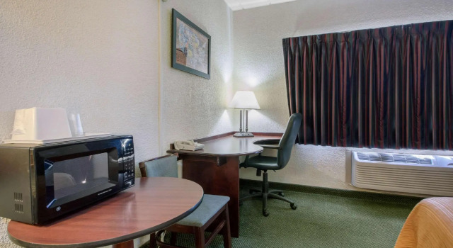 Четырёхместный номер Standard Posh Inn & Suites