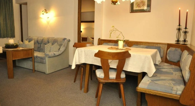 Johann und Heidi Durst Ferienwohnungen, Rezerwuj Hotel Hotele w Tyrol z parkingiem, Parking
