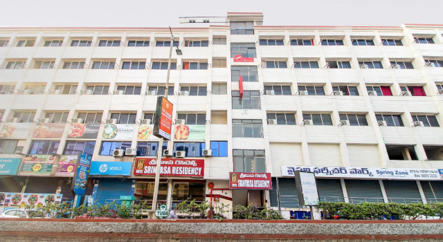 OYO 71957 Hotel Srinivasa Residency, Rezerwuj Hotel Hotele w Andhra Pradesh z parkingiem, Parking