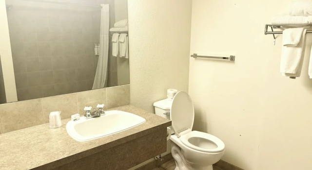 Четырёхместный номер Standard Days Inn by Wyndham Drayton Valley