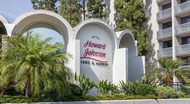 Howard Johnson by Wyndham Anaheim Hotel and Water Playground