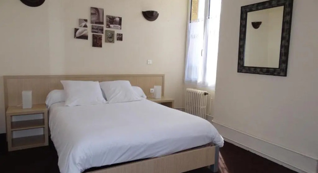 Standart çift kişilik oda Hôtel Restaurant du Commerce