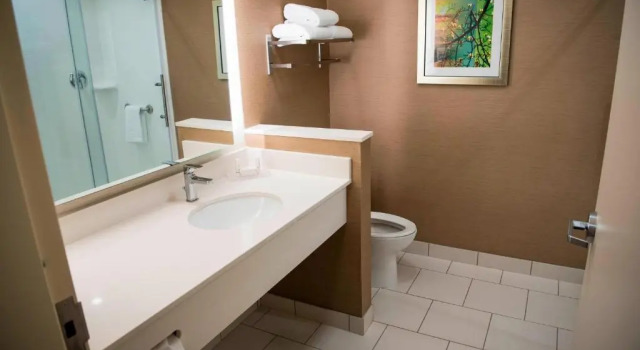 Люкс Fairfield Inn & Suites by Marriott Cincinnati Uptown/University Area