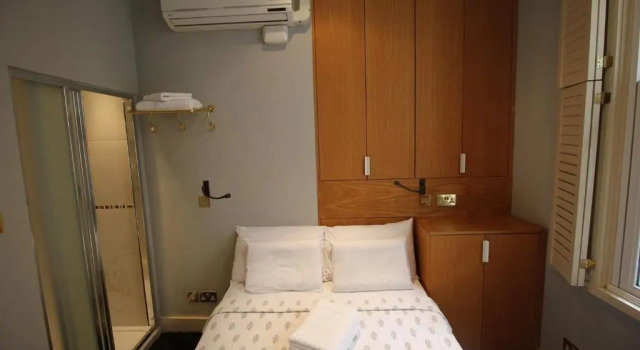 Flat Fielding Hotel
