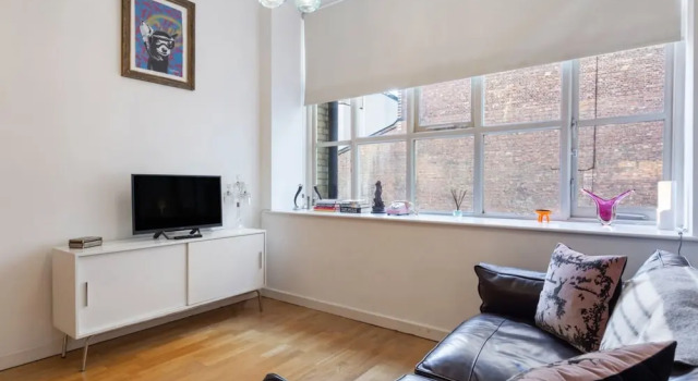 Bright & Beautiful Two Bedroom Apartment, Sleeps 4