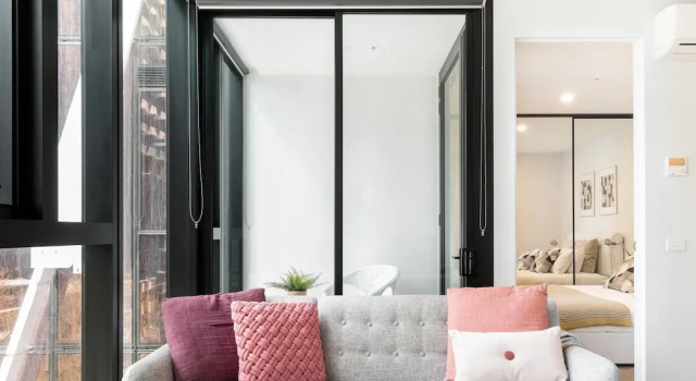 Skyline View High Rise Condo, Забронировать Отель Кью Мельбурн, рядом с Австралийский институт среднего профессионального и высшего образования