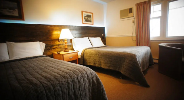 Четырёхместный номер Standard Silverwood Inn & Suites