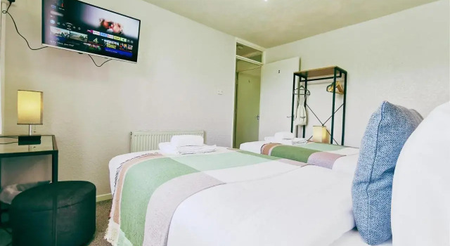 Central Three Bedroom House with Garden