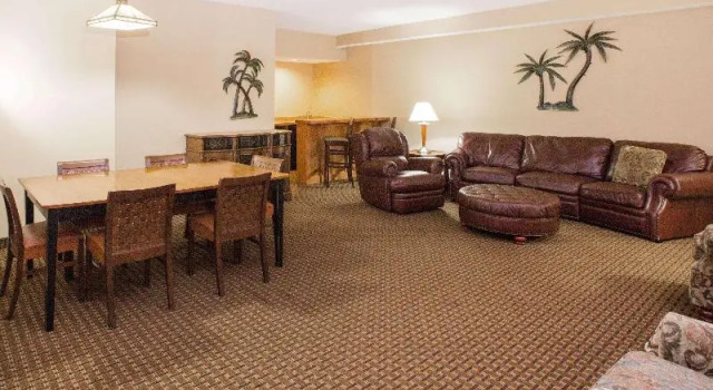 Люкс Ramada Tropics Resort & Conf Center by Wyndham Des Moines