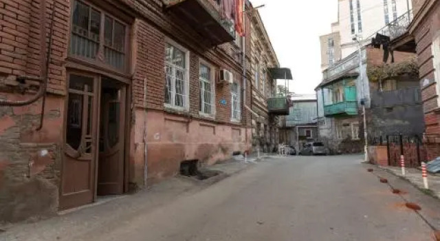 Wehost Apartment in the heart of Old Tbilisi, Забронировать Апартаменты/квартира Мтацминда Тбилиси, рядом с Концертный зал Тбилиси