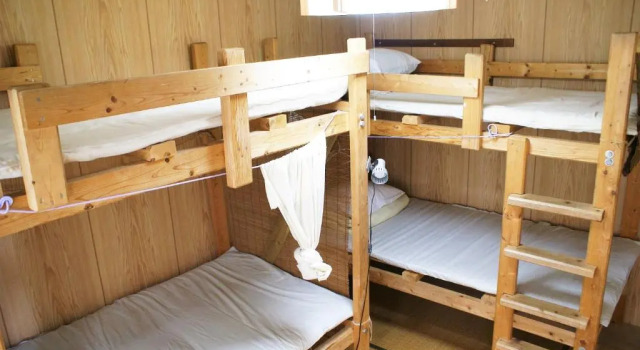 Кровать в общем номере Guest House Agaihama