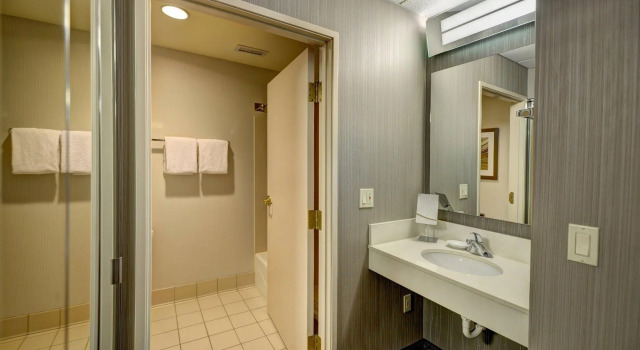 Двухместный люкс c 1 комнатой с видом на внутренний двор Courtyard by Marriott Wausau