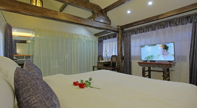 Lijiang Zhen Shui Ren Jia Inn, Забронировать Отель Лицзян Юньнань, рядом с Улица Сквер-стрит Древнего города Даянь