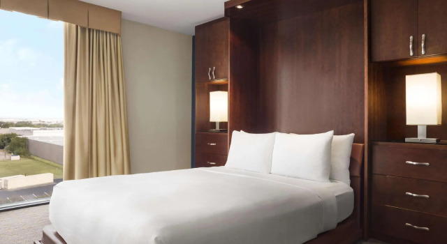 Номер Standard с видом на бассейн DoubleTree by Hilton DFW Airport North