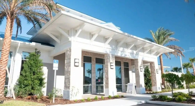 Spacious Townhouse w/ Pool & Free Parking Near Disney