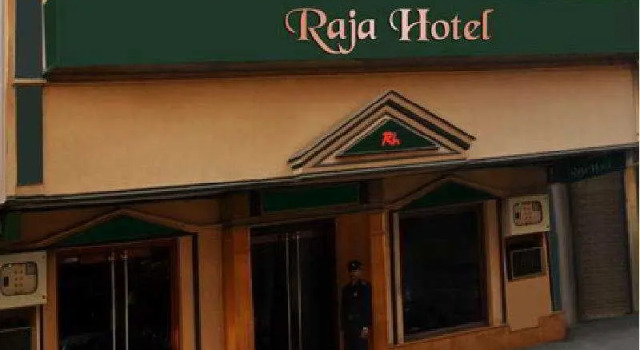 Кровать в общем номере Raja Hotel