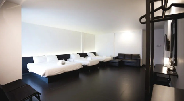 Четырёхместный номер Standard с балконом iSilver Hotel