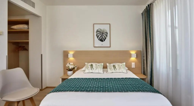 Одноместный номер Standard с балконом Hotel Suisse