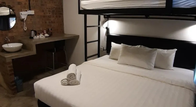Трёхместный номер Deluxe Suite 18 Boutique Hotel