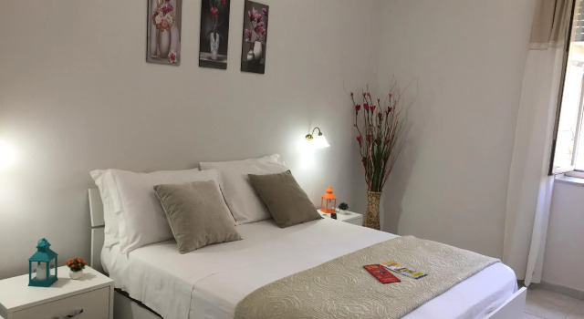 Dream Home,large, clean and strategic apartment, Забронировать Апартаменты/квартира Отели Неаполя с парковкой, рядом с Кафедральный собор Неаполя, Парковка
