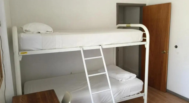 Кровать в общем номере (мужской номер) Avenues Hostel