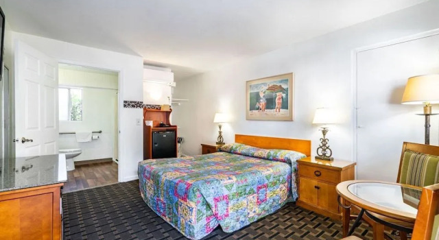 Sun n Sands Inn