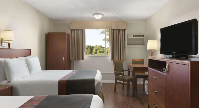 Четырёхместный номер Standard Days Inn by Wyndham Bridgewater Conference Center