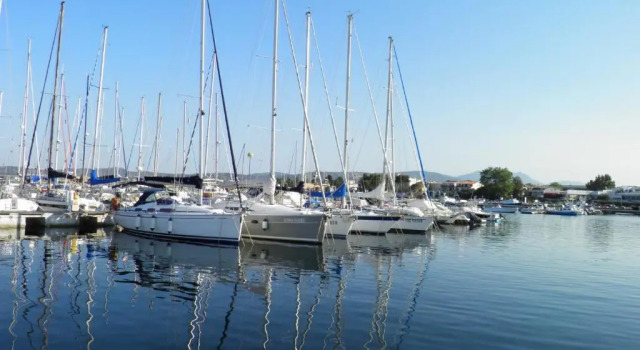 Bilocale al piano terra a 3 minuti dal mare a La Caletta