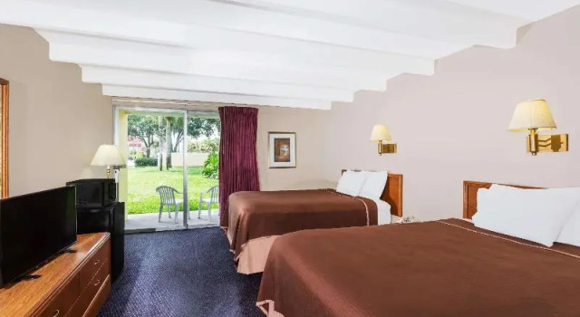 Номер Standard Howard Johnson by Wyndham Vero Beach / Downtown