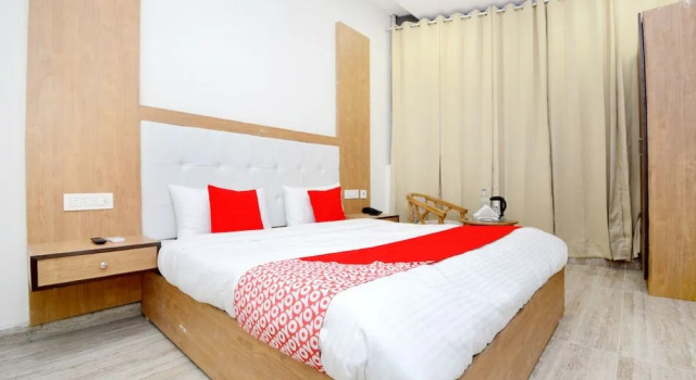 Oyo 39569 Hotel Lazeeno, Varaa Hotelli Zirakpur Haryana