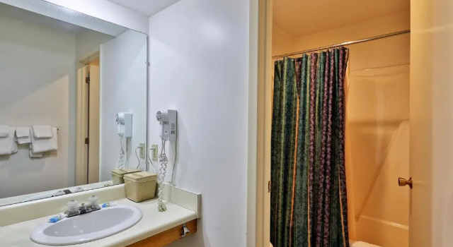 Люкс Cedarbrook Hotel Room w/2 doubles 101