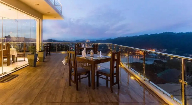 Номер Deluxe 360 Lake View Hotel