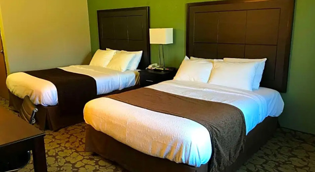 Шестиместный номер Standard SureStay Plus Hotel by Best Western Bettendorf