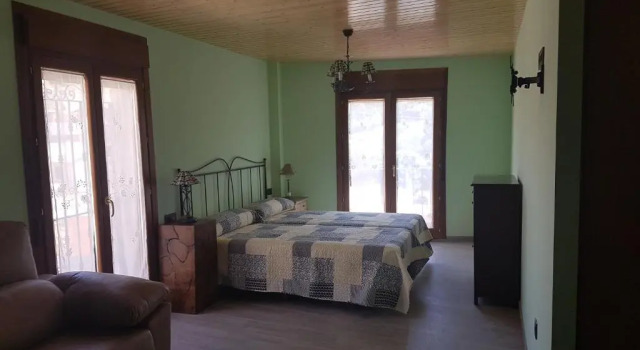 Четырёхместный номер Standard с балконом Hostal los Esquiladores