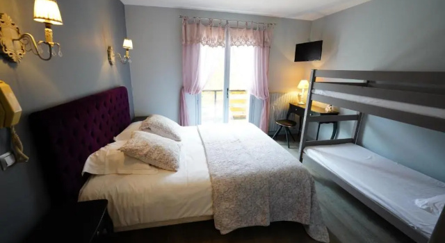 Четырёхместный номер Standard Logis Hôtel Le Griou