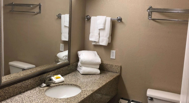 Четырёхместный номер Standard Americas Best Value Inn - Gun Barrel City