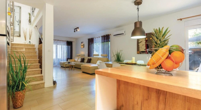 Awesome Home in Selce With Wifi and 4 Bedrooms, Забронировать Отель Отели Приморско-Горанской жупания с парковкой, Парковка