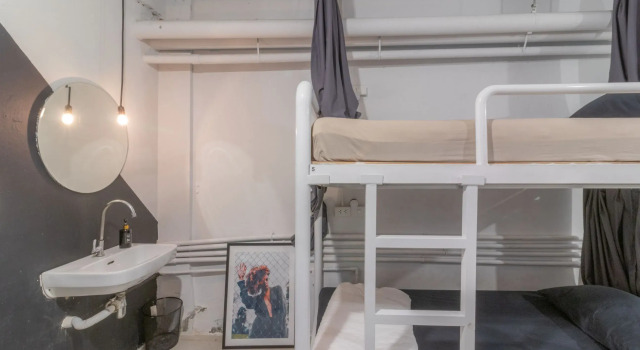 Кровать в общем номере Beige Poshtels + Netflix