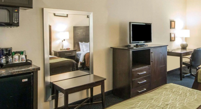 Четырёхместный номер Standard Quality Inn Tulsa-Downtown West