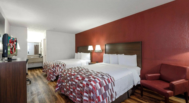 Четырёхместный номер Deluxe Red Roof Inn Edgewood