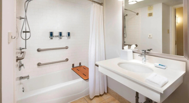 Четырёхместный номер Standard DoubleTree by Hilton Manhattan, KS