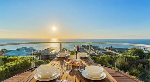 Коттедж Clifftop Family Retreat With Views Pool
