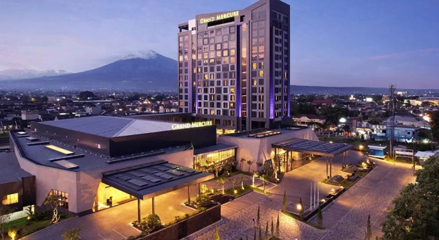 Номер Deluxe Grand Mercure Malang Mirama