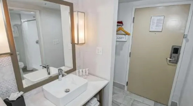 Четырёхместный люкс Country Inn & Suites by Radisson, New Orleans I-10 East, LA