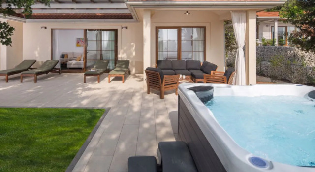 Luxury Bay Villa with private hot tub, Забронировать Вилла Отели Rovinj Riviera с бассейном, Бассейн