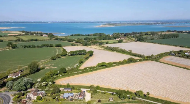 Коттедж Spacious Coastal Retreat for 10 in West Wittering